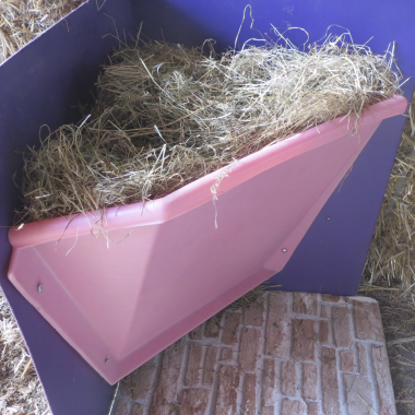 Corner hay feeder